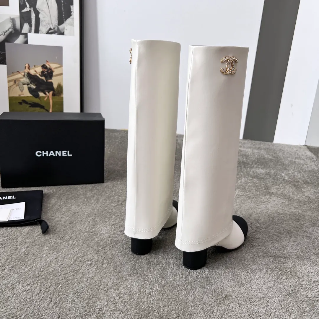 👟👟Ex-factory price 1000👟👟 High version of Chanel CHANEL, 🌞🌞🌞Xiaoxiang’s latest boots for autumn and winter 2025, a must-have item for this autumn and winter! ! Ms. Chanel loves simple yet irresistible combinations to show her unique style. Mix and match freely to shine⚡Follow Grandma’s fashion steps! ! ! The top-notch craftsmanship and texture are perfectly presented. No matter any details, you can compare them with the counters. The best quality products can be entered and exited from the counters at will! ! ❶Material: imported cowhide/sheep leather ❷Inner lining: cowhide lining ❸Foot pads: cowhide lining ❹Outsole: original Italian leather outsole ❺Heel height: 5.5cm ❻Boot shaft height: 15 inches ❼Number: 35-40 (40 and 41 are customized and non-refundable)
